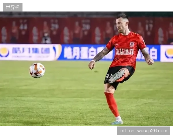 中场发动机莱杜尼攻防转换作用关键，他的直传球是反击战术的生命线。